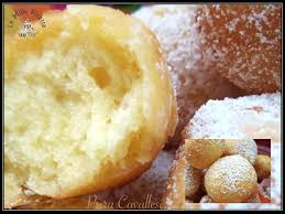 Le castagnole si gonfieranno e si gireranno da solequando le vediamo ben dorate coliamole e trasferiamole in un piatto con della carta assorbente. Castagnole Al Mascarpone E Agrumi Le Piu Morbide E Profumate Di Tutte