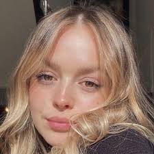 Isabelle Hammond's Instagram, Twitter & Facebook