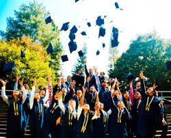 Gak terasa ya guys, waktu ini begitu cepat berlalu, kebersamaan yang indah dulu, kini lenyap bagai debu. Kumpulan Ucapan Wisuda Dalam Bahasa Inggris Dengan Cara Yang Berbeda Dan Menarik