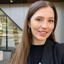 All smiles for the last day of the last class of my MBA 🥳 Before I  started, I thought that professionals out in the world had all the answers,  and that earning