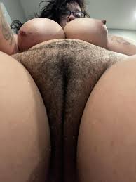 COÑO GRANDE y muy peludo de TETONA