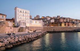 Marseille Les Bords De Mer Un Nouvel Hotel Les Pieds Dans L Eau Ideat
