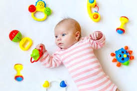 Umumnya bayi akan melangkah sendiri pada usia 12 bulan. Tahapan Perkembangan Bayi 0 12 Bulan Di Usia 3 Bulan Bayi Sudah Bisa Tersenyum Lho
