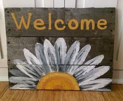 Ver más ideas sobre pintura en madera, arte de palés, arte en madera. Reclaimed Wood Welcome Sign With White Daisy Pallet Art Pallet Decor Diy Summer Decor Pallet Art Pallet Decor