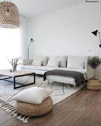 Neutro Naturale Il Soggiorno Puo Essere Arredato Con Toni Netri E Poche Decorazioni Scegliendo Idee Arredamento Soggiorno Arredamento Soggiorno Arredamento