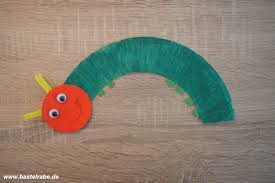 Eine sehr, sehr hungrige raupe machte eric carle berühmt, das werk des kinderbuchautors und künstlers wurde weltweit mehr als 50 millionen carle schrieb und illustrierte im laufe seiner karriere mehr als 75 bücher. Raupe Basteln Zu Besuch Bei Der Kleinen Raupe Nimmersatt