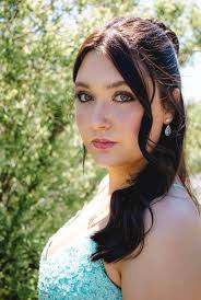 Hi everyone! Booking all this summer for senior, family, and couple  portrait sessions!! Message me for availability and packages!!🤍📸