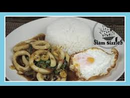Stekt ris med ägg, grönsaker, toppad med tomat, gurka och citron. Spicy Thai Basil Stir Fry Pad Kra Prao With Squid Recipe Youtube