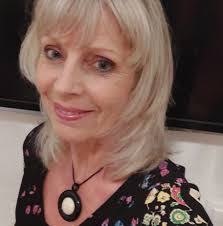 Where can a painter sell their work daily in Portugal?