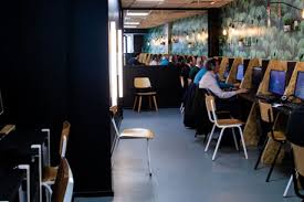 Travailler le dimanche est un point qui fait encore débat chez les français. Station Essence 24h 24 7j 7 En Plein Centre De Paris