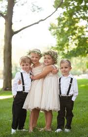 Un pantalón blanco o beige, una camisa blanca o de rayas y una chaqueta azul marino componen un look tradicional sin embargo, aunque hay menos opciones para la ropa de niños, es perfectamente posible vestir a un niño para ir a una comunión con un look. Como Vestir A Los Ninos En Una Boda Sophie Kors Weddings