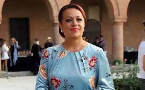 Absolventă a institutului de artă teatrală şi cinematografică din bucureşti, facultatea de teatru, secţia actorie, adriana trandafir a fost eleva leopoldinei balanuţă, a lui alexa visarion şi alexandru lazar. Adriana Trandafir Confesiuni Dureroase A Aflat Abia La 50 De Ani CÄƒ A Fost AdoptatÄƒ De Sora Mamei Un Mare È™oc Galerie Foto Stiri Vedete Si Evenimente Viva Ro