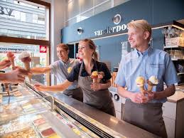 We bereiden ons ijs dan ook elke dag vers. Waarom Bij Van Der Poel Dezelfde Type Boys Je Ijsje Scheppen Joost Zoekt Het Uit Tubantia Nl