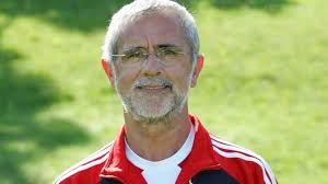 Gerd müller erzielte in 607 pflichtspielen unglaubliche 566 treffer für den fc bayern und stellte die bis heute unerreichte rekordmarke von 365 toren in der bundesliga auf. Gerd Mueller Chory Na Alzheimera Polsat Sport