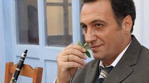 Η ελένη καρακάση ερμηνεύει το τραγουδι των τίτλων της σειρας που πρωταγωνιστει αγριες μέλισσες που προβαλεται καθημερινά απο τον αντ1. Baggelhs Ale3andrhs Pateras Gia Prwth Fora O Kyriakos Apo Tis Agries Melisses