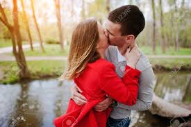 Serrant Et Embrassée Couple Dans L'amour Sur Le Mouvement Banque D'Images  et Photos Libres De Droits. Image 56677636