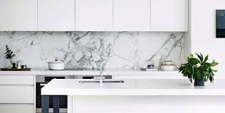 Existen varias tendencias paralelas en el diseño de la cocina contemporánea para esta temporada. Cocinas En Blanco Muy Modernas