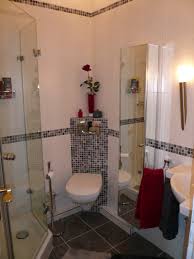 Gleiche fliesen an den wänden und am boden bringen einklang ins. Ideen Fur Kleine Badezimmer Mit Dusche