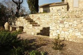 muret et escaliers pierres seches jardin provencal parement pierre exterieur escalier en pierre muret