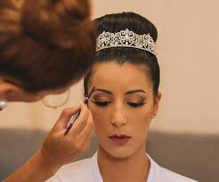 Le jour de votre mariage, vous une coiffeuse et maquilleuse à domicile à marseille. Comment Choisir Sa Maquilleuse De Mariage A Paris