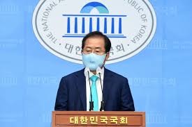 일요신문 홍준표 무소속 의원이 국민의힘 복당을 선언한 것과 관련해 이준석 전 국민의힘 최고위원이 (복당을) 막을 이유가 없다고 밝혔다. D5eayki9p6oz4m