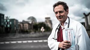 Eckart von hirschhausen, geboren 1967, ist deutschlands bekanntester arzt und einer der erfolgreichsten sachbuchautoren («glück kommt selten allein.», «wunder wirken wunder»). Dr Eckart Von Hirschhausen Wir Arzte Mussen Politischer Werden Arztestellen