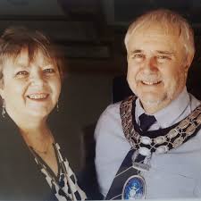 Gwasanaethu'r gymuned