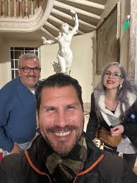 Hoy les contaba una historia a mis amigas. Cuando pequeña vivía en Marchant  Pereira cerca de la esquina con Biarritz, en Santiago de Chile. Había un  edificio hermoso, de una arquitectura (que