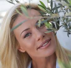 Me aparamillo styl kai kefi sti voukourestiou! Ayth Einai H Allagh Poy Ekane H Zeta Makrypoylia Sta Mallia Ths Ok