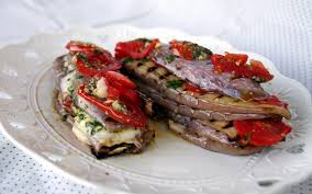 In questa ricetta, la melanzana è abbinata a ingredienti tipici della cucina mediterranea: Melanzane Al Pesto Con Mozzarella E Pomodorini