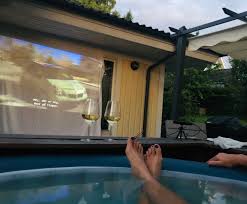 Wir planen, bauen & installieren ihr heimkino. So Verwandelst Du Deinen Garten In Ein Outdoor Kino Paradies Pretty Smart Living