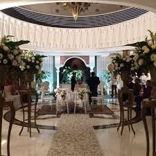 Untuk tata cara penggunaan dekorasi ini, kamu bisa menggunakan warna dasar berwarna putih dengan kursi kayu untuk pengantin dan orangtua. Cakrawalaweddingorganizer Twitter Search