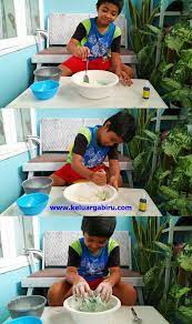 Masukkan tepung jagung dan air ke dalam mangkuk lalu tuangkan ke dalam panci yang berisi lem dan air yang mendidih. Cara Membuat Lempung Terigu Yang Mudah Keluarga Biru