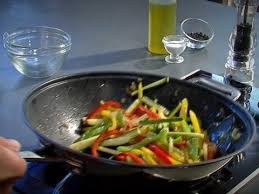 Découvrez 20 succulentes recettes à cuisiner au wok! Technique De Chef Faire Sauter Au Wok Youtube