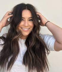 I capelli color cioccolato sono irresistibili come una glassa lucida di fondente su una torta: Il Balayage Cioccolato E La Tendenza Capelli Peccaminosa Dell Autunno 2020
