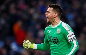 Aston villa nie potwierdza ale wg doniesień prasowych tom heaton w skutek kontuzji kolana nie zagra do końca końca sezonu. Aston Villa Make 7million Bid For Unsettled Burnley Keeper Tom Heaton