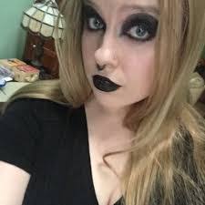 Amanda Munn's Instagram, Twitter & Facebook