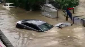 ''dün akşam saatleri itibari ile başlayan sağanak yağmur neticesinde i̇zmir'e sekiz saat içerisinde şubat ayı ortalamasının üzerinde yağış düşmüştür. Izmir De Yagmur Hayati Felc Etti Son Dakika Haberleri