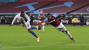 The london derby is known for its passion, tension and spectacle. West Ham United 1 1 Crystal Palace Christian Benteke Sent Off At London Stadium Bbc Sport