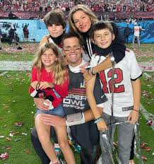 That was like a peck. brady's son then turns around to give his father a longer kiss on the lips, while the massage therapist working on tom says: Tom Brady Makes Heartfelt Comment About Son With Ex Partner Bridget Moynahan Hello