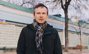 Напомним вчера святослав вакарчук на своих страницах в соцсетях опубликовал видеообращение, в котором призвал украинцев обдуманно подойти к предстоящим. Fleshmob Vakarchuka Protiv Zelenskogo Podderzhali Zvezdy I Obychnye Polzovateli Socsetej Ukrayinski Novini