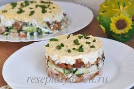 салат с копченой курицей и жареными грибами и огурцом Calat S Kopchenoj Kuricej I Gribami Recept S Foto
