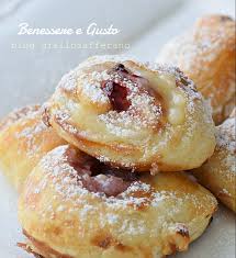 In questo caso ho farcito le mie girelle di pasta sfoglia con del prosciutto cotto, ottenendo una versione semplice ma allo stesso tempo buonissima e sempre gradita da tutti; Girelle Di Pasta Sfoglia Alla Crema Ricetta Dolce Veloce