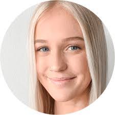 Julia Ramsey's Instagram, Twitter & Facebook