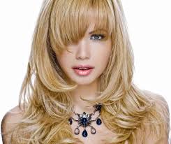 Schräger pony selber schneiden und viele looks zum nachmachen! Durchgestufte Lange Haare Mit Schragem Pony Langhaarfrisuren Mit Pony