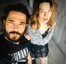 L'attrice si è raccontata in un'intervista al corriere della sera: Laura Chiatti E Marco Bocci Che Bella La Festa Di Pablo Tgcom24