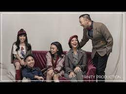 Tennoto sarah saputri mahirs kita muda penuh cinta soundtrack beauty the best. The Baldy S Dunia Kita Penuh Cinta Official Video Lirik Youtube