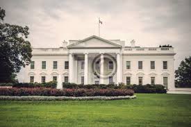 Thousands of people work in the west wing, the east wing, the cabinet, and the executive office of the president. Das Weisse Haus In Washington Dc An Einem Bewolkten Tag Executive Fototapete Fototapeten Tour Tourismus Demokratie Parlament Myloview De