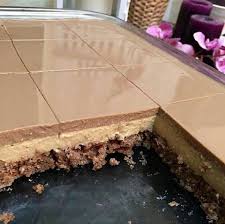 حلى النسكافيه الطبقه الاولى كيك شوكلاته مفتت مضاف له نسكافيه مذوب بالماء نقلبه ونضغطه بالصينيه الطبقه الثانيه بقدر sweet cakes cooking recipes desserts