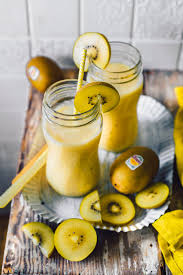 Schnell Gemachter Buttermilch Kurkuma Smoothie Mit Golden Kiwi Rezept Fizz Smoothie Fruhstuck Fotografie